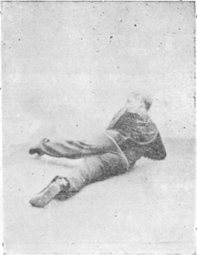 Trente-sixième posture, figure de la posture finale : jambes en ciseaux du côté droit, planche de l&rsquo;édition de 1959