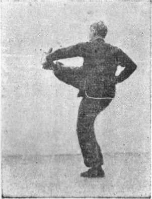 Trente-huitième posture, figure de passage : jambe du tourbillon au relevé, planche de l&rsquo;édition de 1959