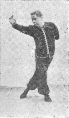 Quatrième posture, figure de passage A : le pied droit passe devant vers la gauche, planche de l&rsquo;édition de 1959