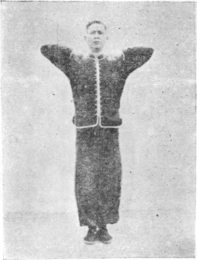 Trente-neuvième posture : pieds joints, poings joints aux épaules, posture de clôture, planche de l&rsquo;édition de 1959
